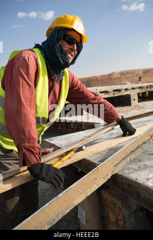 Lavoratori costruire il As-Samra impianto di trattamento delle acque reflue in Zarqa, Giordania. Foto Stock