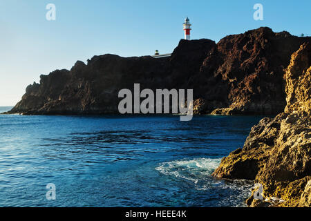 Vista del mare e le scogliere con un punto Teno lighthouse.Tenerife. Isole Canarie. Spagna Foto Stock