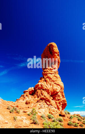 Equilibrato Rock - un masso stimato a 3500 tonnellate di peso - sorge arroccato su di un piedistallo di precaria - Parco Nazionale di Arches, Utah, Stati Uniti d'America Foto Stock