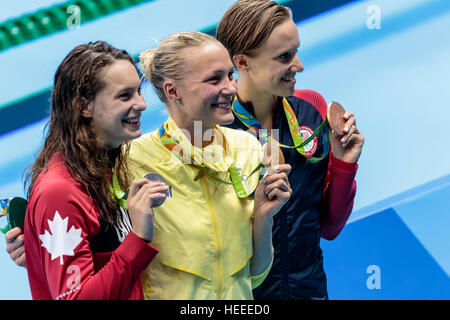 Rio de Janeiro, Brasile. Il 7 agosto 2016. Sarah Sjostrom (SWE)-C- La medaglia d'oro della Donne 100m Butterfly con Penny Oleksiak (CAN)-argento Foto Stock