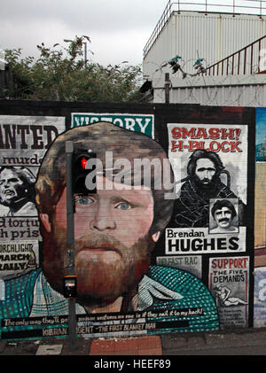 Belfast cade Rd il repubblicano murale - Brendan Hughes Smash i blocchi ad H Foto Stock