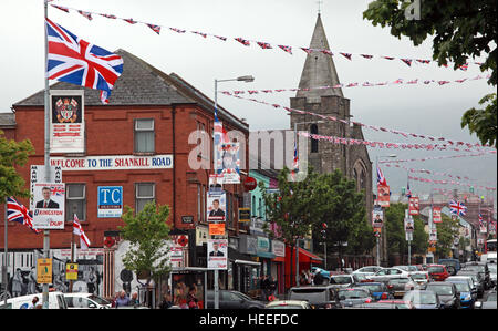 Belfast, unionisti lealisti Shankill Road, West Belfast,con Red White Blue bunting, Irlanda del Nord Foto Stock