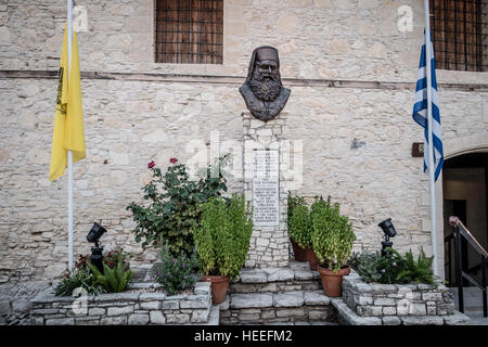 Un monumento all'Abate Dositheos in Omodos Foto Stock