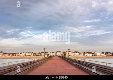 English città costiera di trattare visto dalla fine del molo di trattativa. Ampio angolo di visione, cielo nuvoloso, mare calmo. La mattina presto. Pier deserte. Foto Stock