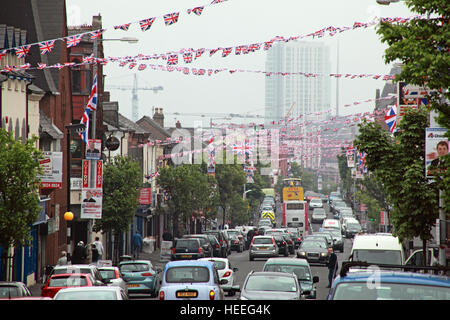 Belfast unionisti lealisti, bandiere Shankill Rd,dopo il royal wedding guardando in giù verso il centro della cittã . Foto Stock