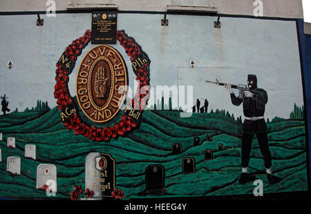 Belfast, unionista UVF lealisti murales,Sniper per Dio e Ulster,nel cimitero Foto Stock