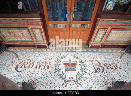 Famoso Crown Bar,Gt Victoria St,Belfast mosaico piano dell'entrata, Irlanda del Nord, Regno Unito Foto Stock