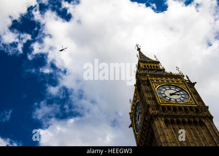 Un elicottero volando al di sopra del Big Ben di Londra Foto Stock