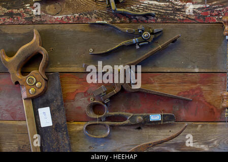 Vecchi strumenti sulle pareti di legno Foto Stock