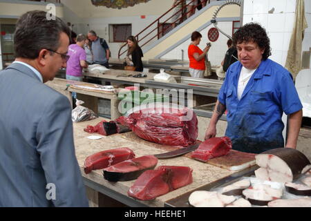 Sul mercato settimanale in Funchal gli agricoltori locali e i commercianti vendono prodotti locali freschi Foto Stock