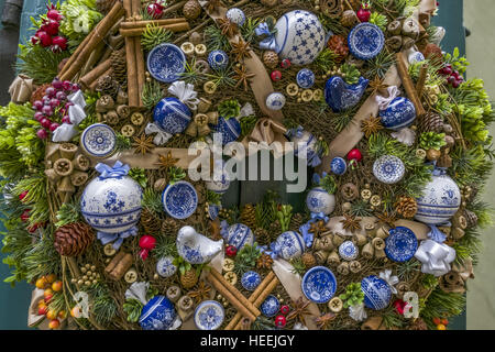 Splendidamente decorato ghirlanda di Natale, decorazione, Golden lane a Praga, Hradcany, Repubblica Ceca, Europa Foto Stock