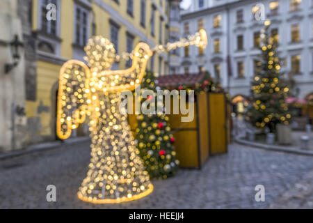 Luminoso Angelo di Natale nella Città Vecchia di Praga, Repubblica Ceca, Europa Foto Stock