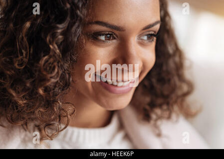 Affascinante African American donna sorridente Foto Stock