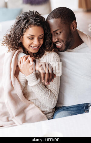 Carino giovane americano africano giovane costeggiata in cafe Foto Stock