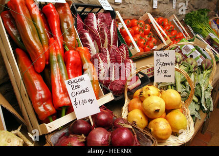 Charlie & Anna Hicks con i loro autonoma fruttivendolo shop in Hay-on-Wye,Powys,Galles,UK. Foto Stock
