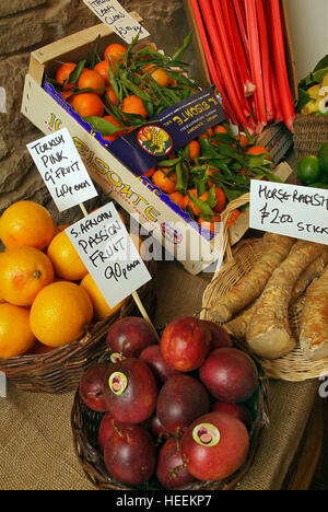 Charlie & Anna Hicks con i loro autonoma fruttivendolo shop in Hay-on-Wye,Powys,Galles,UK. Foto Stock
