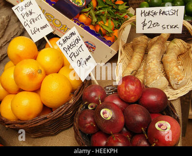 Charlie & Anna Hicks con i loro autonoma fruttivendolo shop in Hay-on-Wye,Powys,Galles,UK. Foto Stock