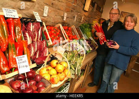 Charlie & Anna Hicks con i loro autonoma fruttivendolo shop in Hay-on-Wye,Powys,Galles,UK. Foto Stock