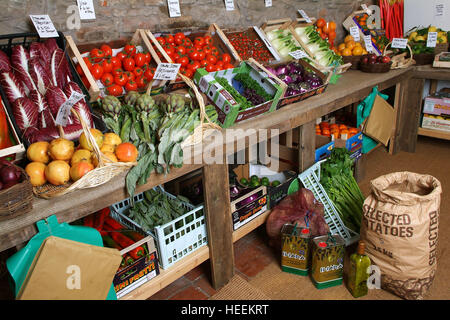 Charlie & Anna Hicks con i loro autonoma fruttivendolo shop in Hay-on-Wye,Powys,Galles,UK. Foto Stock
