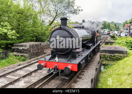 Un motore a vapore lasciando la stazione Grosmont Foto Stock