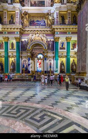 SAINT PETERSBURG, Russia - 26 luglio 2014: turisti all'interno di San Isaac guardando l iconostasi principale Foto Stock