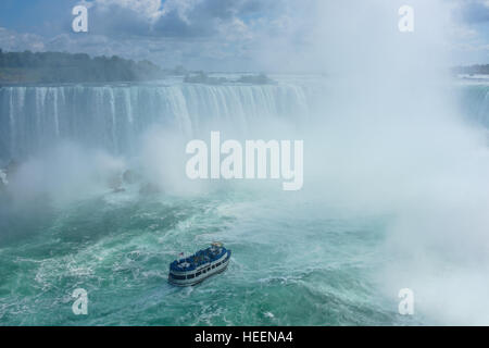 La cameriera nella nebbia crociere in barca per spray di Niagara Falls. Foto Stock