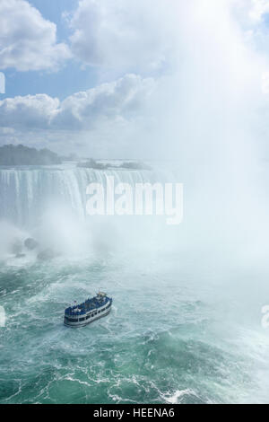 La cameriera nella nebbia crociere in barca per spray di Niagara Falls. Foto Stock