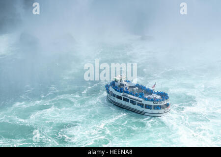 La cameriera nella nebbia crociere in barca per spray di Niagara Falls. Foto Stock