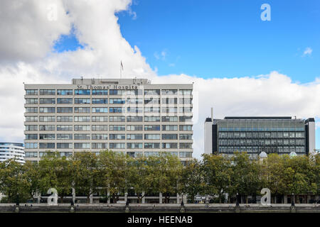 Guardando a sud verso St Thomas' Ospedale sul fiume Thames, London, Regno Unito Foto Stock