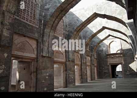 Archi di Hindola Mahal, Mandu Fort, Mandu città (nota anche come città della gioia) Madhya Pradesh, India Foto Stock