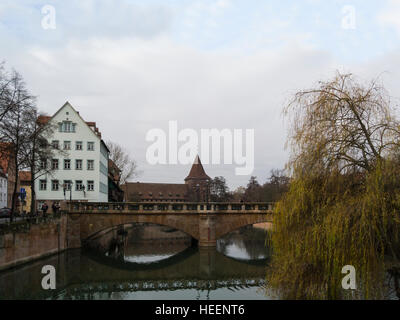 Vista lungo il fiume Pegnitz a Max Brucke Schlayer Bridge Tower Bridge e Norimberga Baviera Germania UE popolare destinazione turistica Foto Stock