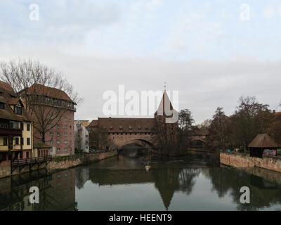 Vista lungo il fiume Pegnitz da Max Brucke ponte per Schlayer Tower Bridge e Norimberga Baviera Germania UE Sebald quartiere storico Foto Stock