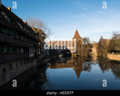 Vista lungo il fiume Pegnitz a Torre Schlayer Hallergate da Max Brucke Ponte Norimberga Baviera Germania UE Foto Stock