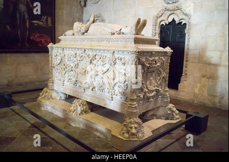 Tomba di Vasco de Gama, 1460 o 1469 - 1524, Chiesa di Santa Maria, il Mosteiro dos Jerónimos, Belém, Lisbona Portogallo Foto Stock