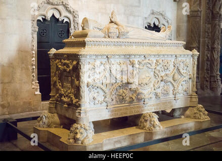 Tomba di Vasco de Gama, 1460 o 1469 - 1524, Chiesa di Santa Maria, il Mosteiro dos Jerónimos, Belém, Lisbona Portogallo Foto Stock