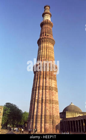 Qutb Minar. Vista generale del sud. Mehrauli Quwwat ul-Islam moschea complesso. Data: inizio sultanato periodo, 1199 A.D. Delhi, India Foto Stock
