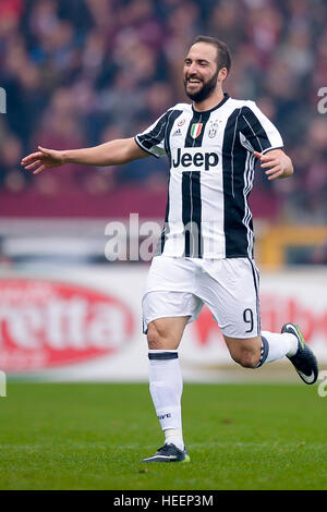 Torino, Italia. 2016, 11 dicembre: Gonzalo Higuain della Juventus FC celebra dopo un goal durante la serie di una partita di calcio tra Torino FC un Foto Stock