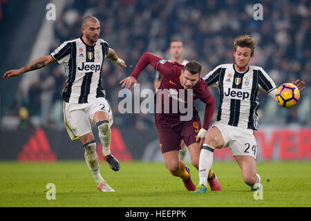 Torino, Italia. 2016, 17 dicembre: Stefano Sturaro (sinistra), edin Dzeko (centro) e Daniele Rugani (destra) competere per la palla durante la Serie A footba Foto Stock