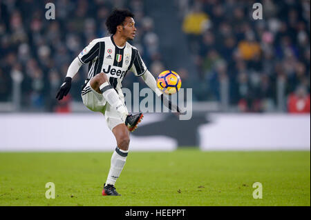 Torino, Italia. 2016, 17 dicembre: Juan Cuadrado della Juventus FC in azione durante la serie di una partita di calcio tra Juventus e come Roma. Foto Stock