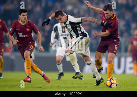 Torino, Italia. 2016, 17 dicembre: Mario Mandzukic della Juventus FC e Kevin Strootman (destra) di come Roma comepte per la palla durante il campionato di calcio Foto Stock