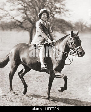 Principessa Elisabetta, futura regina Elisabetta II, visto qui a cavallo a Windsor Great Park, Elisabetta II, 1926 - 2022. Regina del Regno Unito, Canada, Australia e Nuova Zelanda. Foto Stock