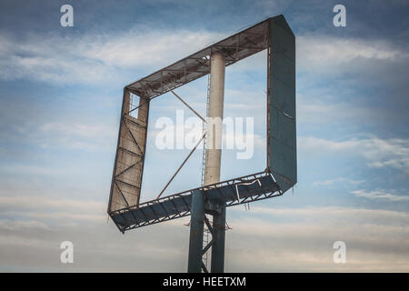 Tabellone vuoto contro parzialmente nuvoloso cielo blu. Foto Stock
