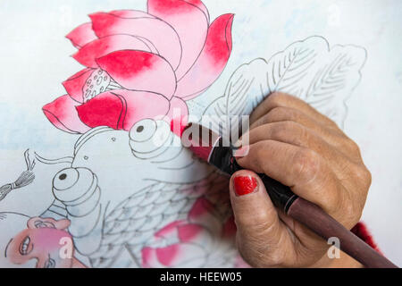 Artista Yangliuqing rendendo il blocchetto in legno dipinto, Tianjin, Cina Foto Stock