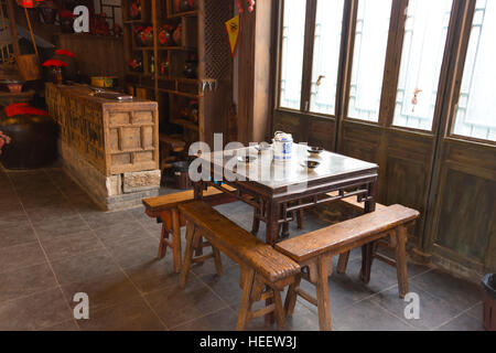 Interno di una ristrutturazione di un vecchio giorni casa del vino, Taierzhuang antica Città, Provincia dello Shandong, Cina Foto Stock