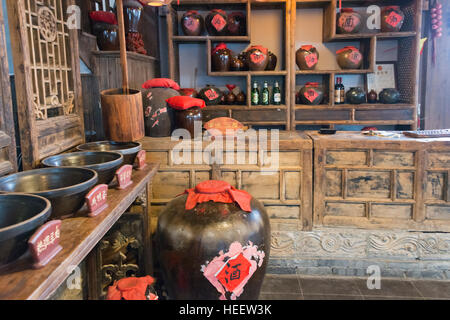 Interno di una ristrutturazione di un vecchio giorni casa del vino, Taierzhuang antica Città, Provincia dello Shandong, Cina Foto Stock