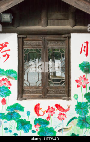 Casa Tradizionale parete dipinta con fiori di loto, Taierzhuang antica Città, Provincia dello Shandong, Cina Foto Stock
