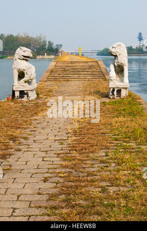 Lion statua sulla strada alzaia del Baodai antico ponte sul Canal Grande, Suzhou, provincia dello Jiangsu, Cina Foto Stock