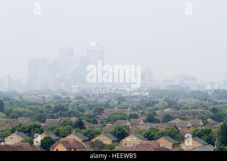 Skyline di Londra est, inquinamento atmosferico londra, smog urbano di giorno frizzante sopra la città di Londra Canary Wharf, Londra in un pomeriggio caldo estivo, regno unito Foto Stock