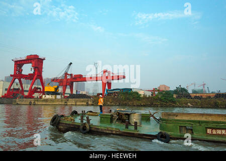 Chiatte a banchina di carico sul Grand Canal, Hangzhou, nella provincia di Zhejiang, Cina Foto Stock