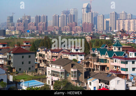 Il nuovo sviluppo nell'area suburbana, nella provincia di Zhejiang, Cina Foto Stock